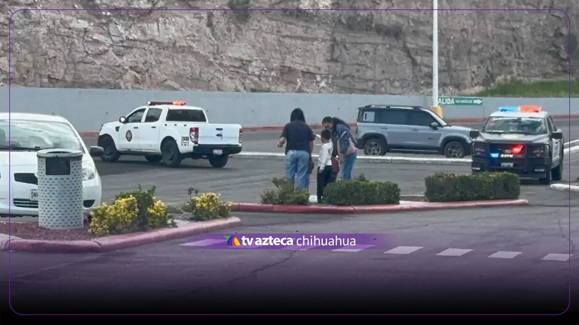 Bomberos rescatan a niña de 4 años atrapada en juego de una plaza comercial en Chihuahua