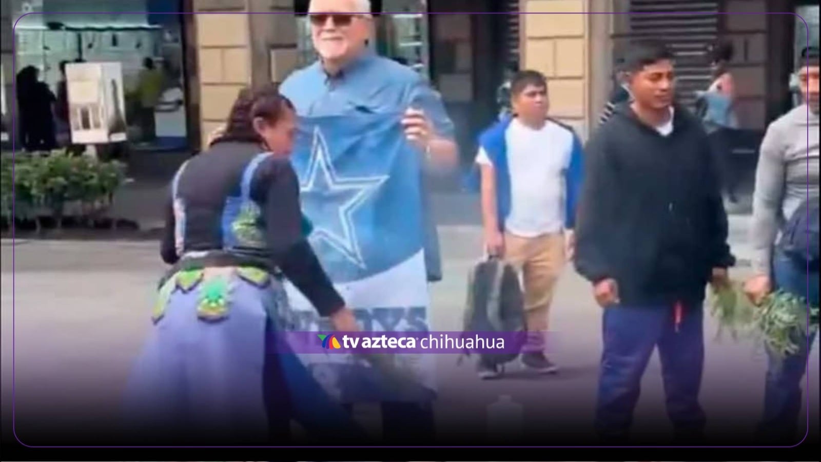 Aficionado realiza limpia a los Cowboys en el Zócalo para acabar con la mala racha